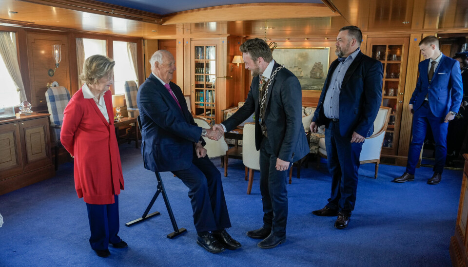 Kong Harald og dronning Sonja holdt mottakelse på Kongeskipet før de satte kursen mot Svalbard. Her hilser de på ordfører i Kvænangen kommune, Kai Petter Johansen (SV).