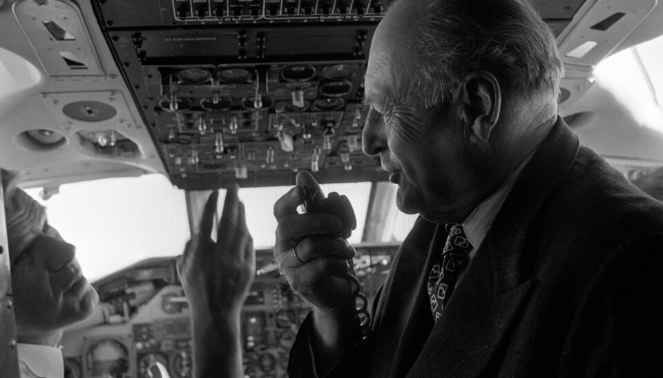 Det norske kongehuset har en lang tradisjon med Svalbard-besøk. Kong Olav var der mange ganger. Men her, da 50-årsjubileet for norsk suverenitet skulle markeres i 1975, fikk ikke flyet landet på grunn av tåke. Da måtte kongen sende hilsen ned til bakken fra flyet isteden. Foto Jan Dahl / NTB