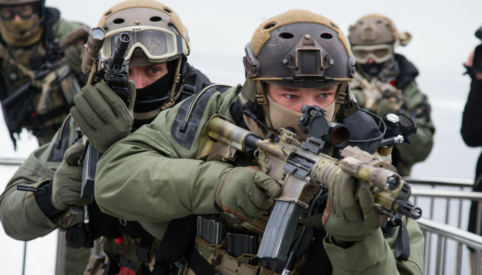 Marinejegere og soldater fra Forsvarets spesialkommando (FSK) demonstrerer hvordan de tar kontroll over en båt i Oslofjorden i 2015.