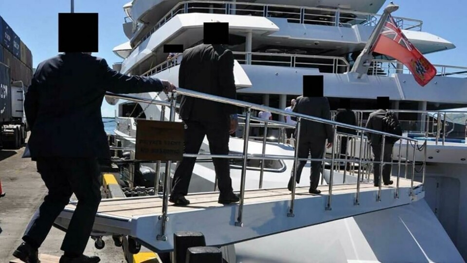 Her går amerikanske myndigheter om bord i luksusbåten Amadea, som står i San Diego i California. Bildet er sladdet av US Department of Justice. Her går amerikanske myndigheter om bord i luksusbåten Amadea, som står i San Diego i California. Bildet er sladdet av US Department of Justice. Foto: US Department of Justice/AFP/NTB