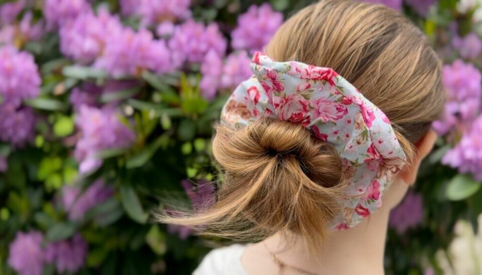 Hjemmesydd scrunchie med blomsterstoff gir frisyren et friskt og sommerlig løft.