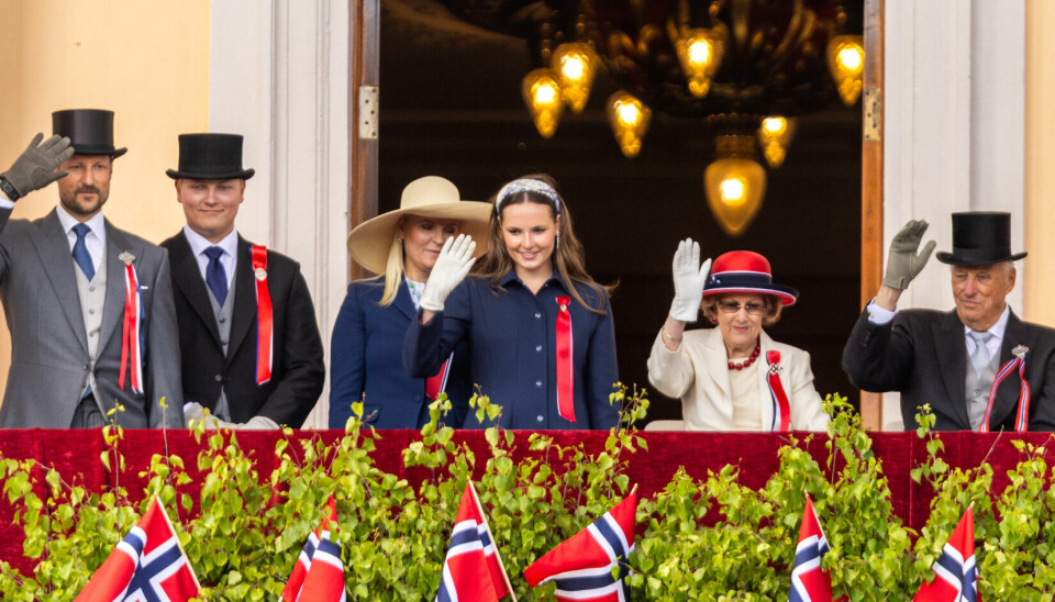 Mange spør seg om de kongelige faktisk har et etternavn eller ei. Nå svarer kongehusekspert Ole-Jørgen Schulsrud-Hansen. Her er den norske kongefamilien avbildet fra altanen 17. mai i år.