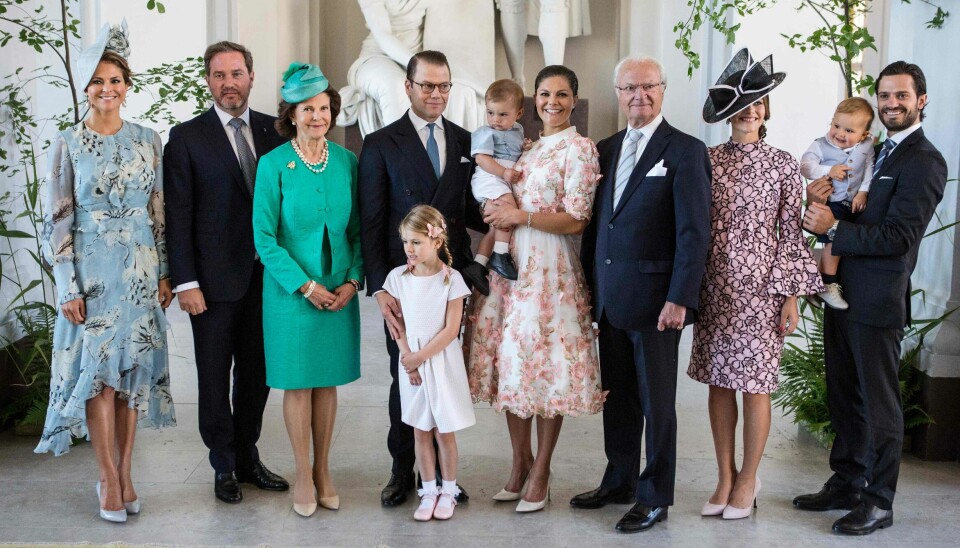 Medlemmer av den svenske kongefamilien som ikke bærer titler, kan bruke etternavnet Bernadotte. Her er den svenske kongefamilien avbildet i 2017.