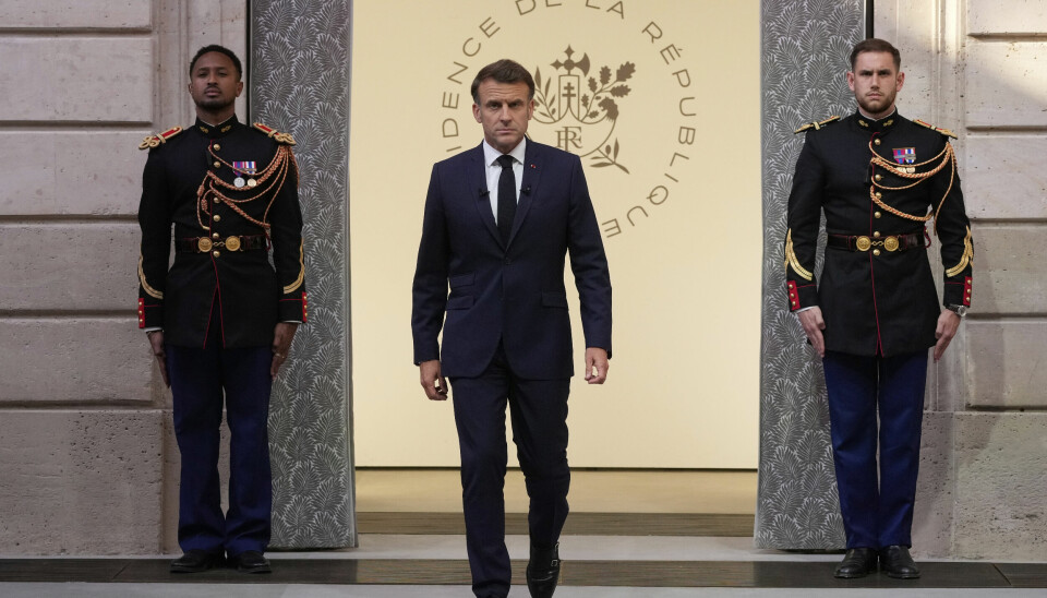 Frankrikes president Emmanuel Macron på vei til en pressekonferanse om Midtøsten fredag kveld.