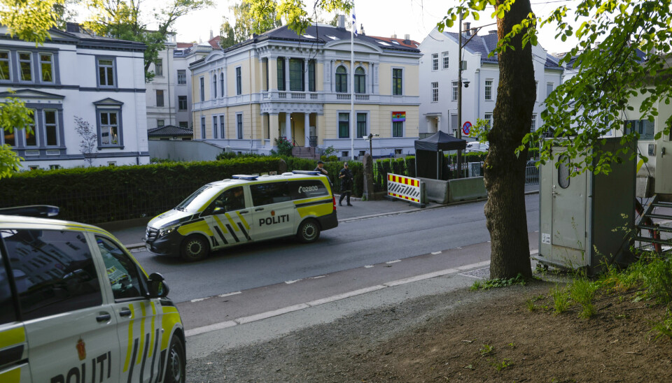 Israel har stengt alle sine ambassader i utlandet, også den i Norge. Fremdeles står det bevæpnet politi utenfor som holder vakt.