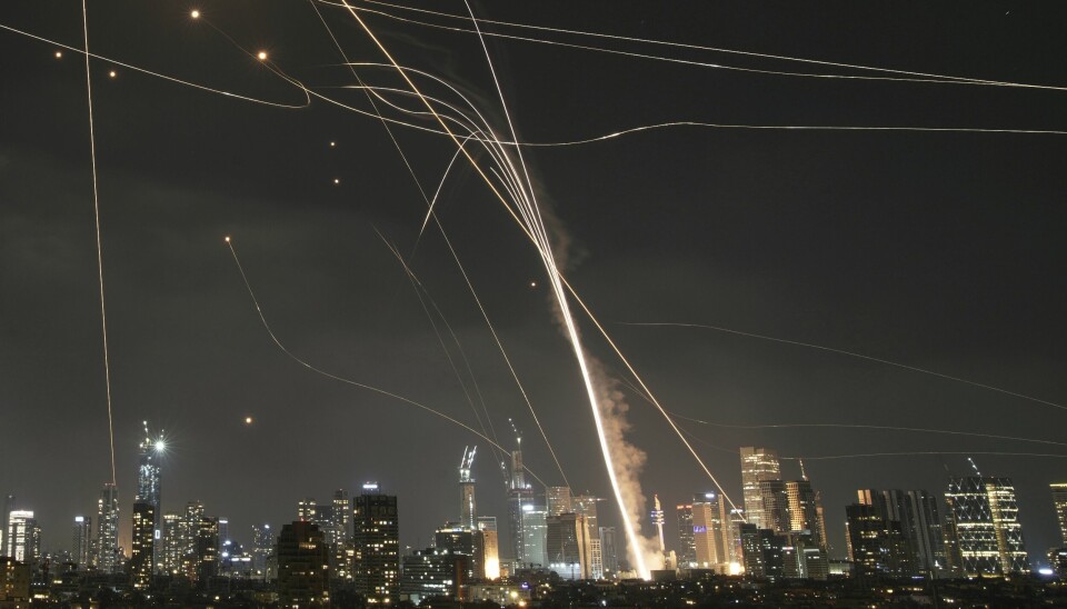 Antiluftvern forsøker å skyte ned raketter fra Iran, men flere har truffet bygninger blant annet i Tel Aviv fredag. USA sier de bistår Israel med sine luftvernsystemer. A