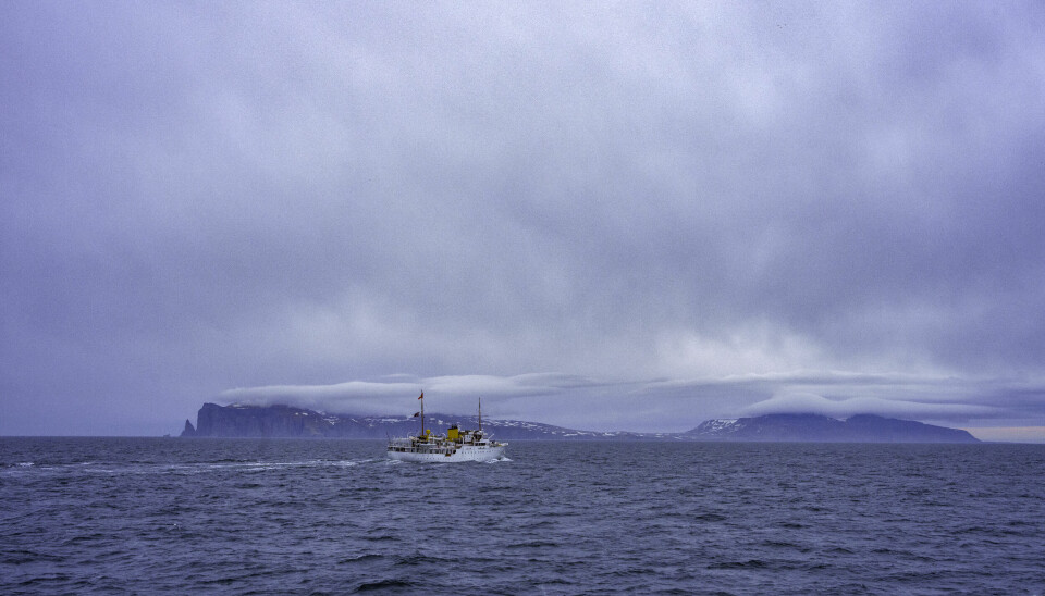 Kongeskipet Norge med kong Harald og dronning Sonja om bord på vei mot sørspissen av Bjørnøya. Søndag setter de kursen mot Svalbard.