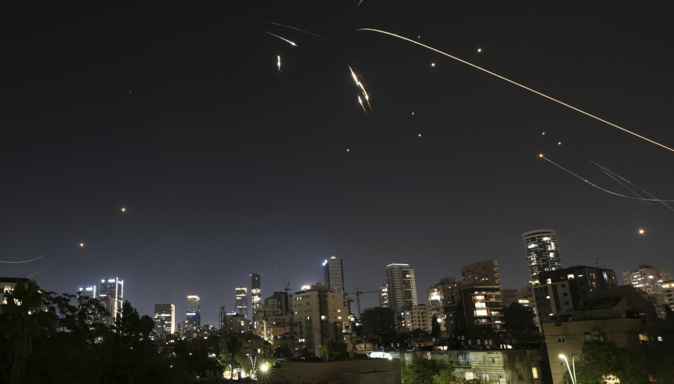 Israelsk luftvern var fredag i kveld i gang med å avskjære raketter over Ramat Gan nær Tel Aviv.