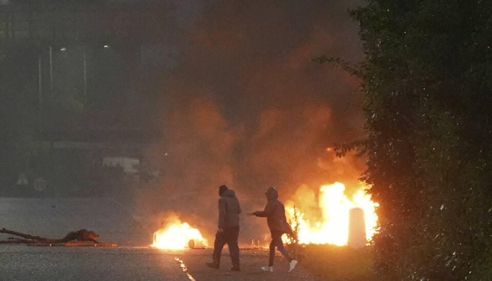 Uroen i Ballymena startet mandag og har siden spredt seg til byen Portadown, der det torsdag og fredag kveld var sammenstøt mellom demonstranter og politi.
