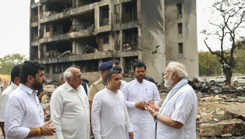 Indias statsminister Narendra Modi (til høyre) var fredag på befaring på ulykkesstedet.