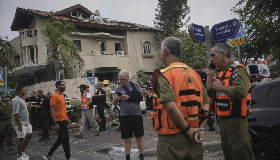 Sikkerhetsstyrker inspiserte lørdag morgen et hus som ble truffet av en rakett fra Iran i Rishon Lezion i Israel.