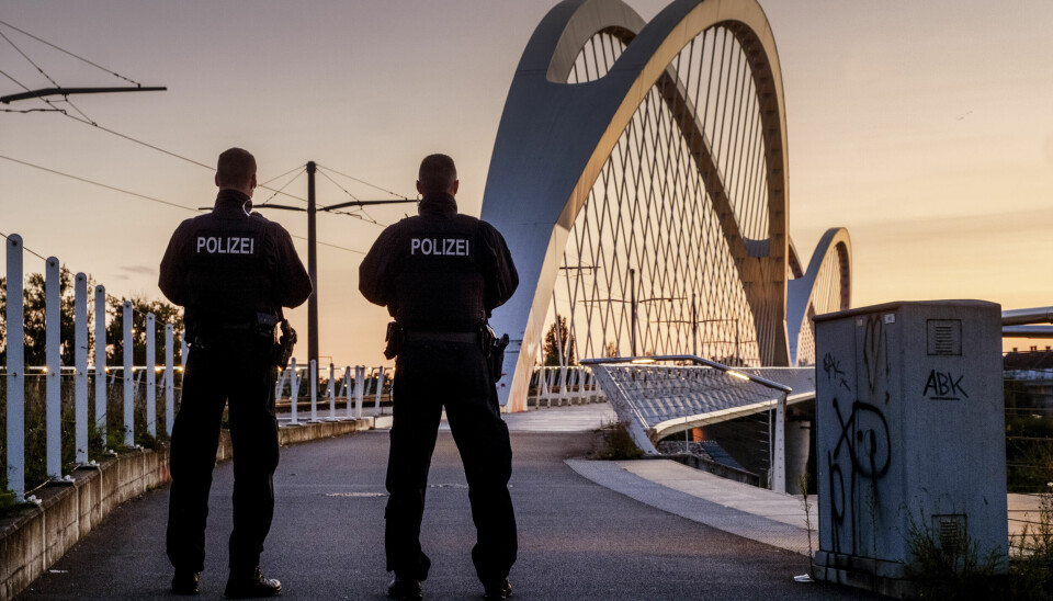 Tysk politi står vakt på grensen mellom Tysland og Frankrike. Tyskland har gjeninnført grensekontroller for å stanse tilstrømmingen av flyktninger og migranter.