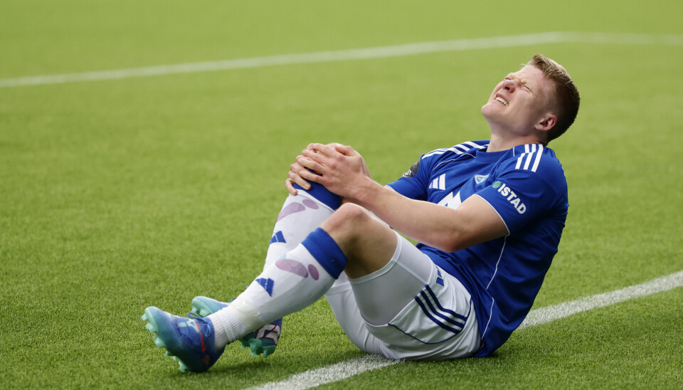 Moldes Kristian Eriksen tar seg til kneet etter en krasj med Vikings keeper Kristoffer Klaesson under eliteseriekampen i fotball mellom Molde og Viking på Aker Stadion.