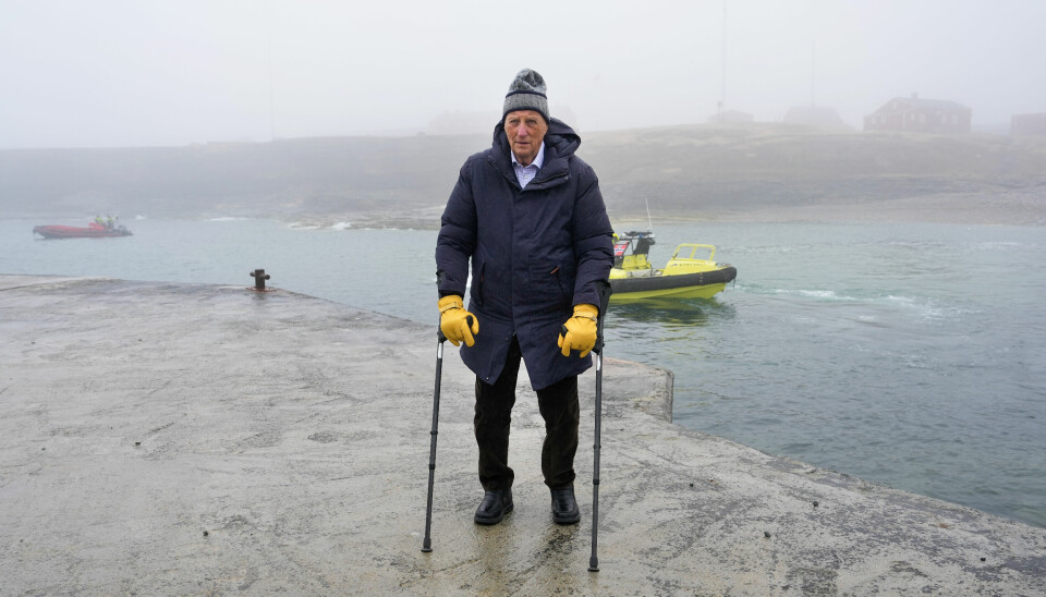 Kong Harald er på plass på Bjørnøya.