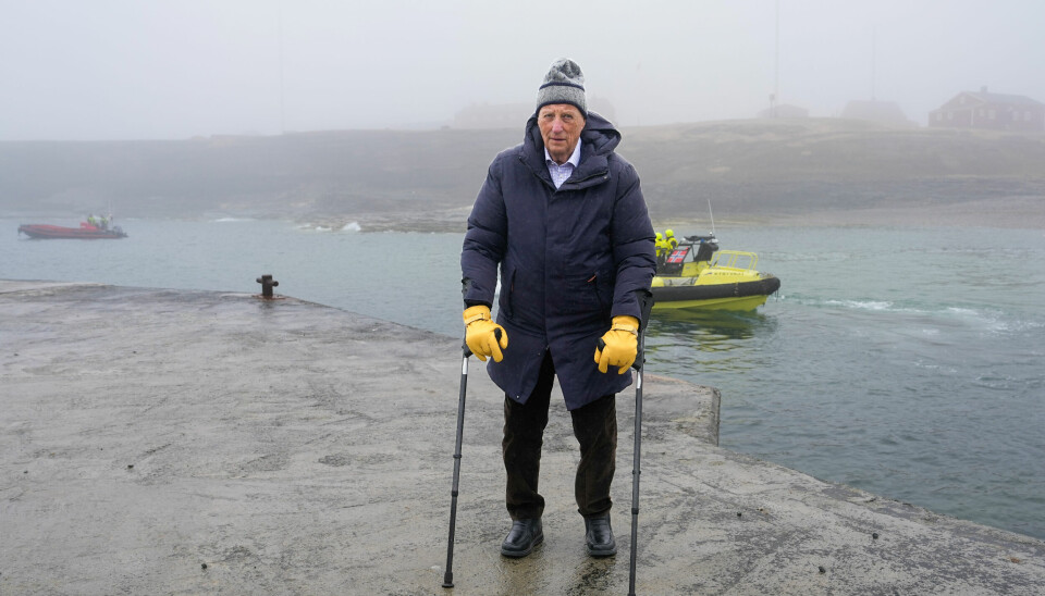 Kong Harald kom seg omsider i land på Bjørnøya etter en periode på formiddagen med usikkerhet grunnet tåke.