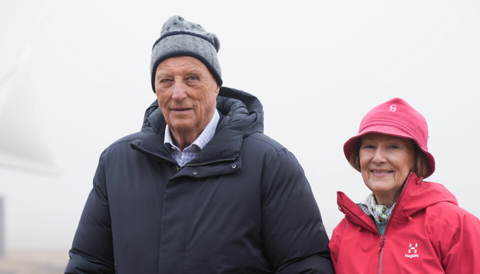 Kong Harald og dronning Sonja besøkte lørdag Bjørnøyas ni fastboende.