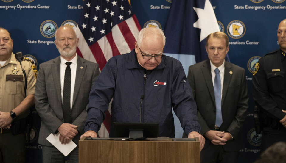 Minnesota-guvernør Tim Walz på en pressekonferanse lørdag sammen med andre tjenestepersoner.