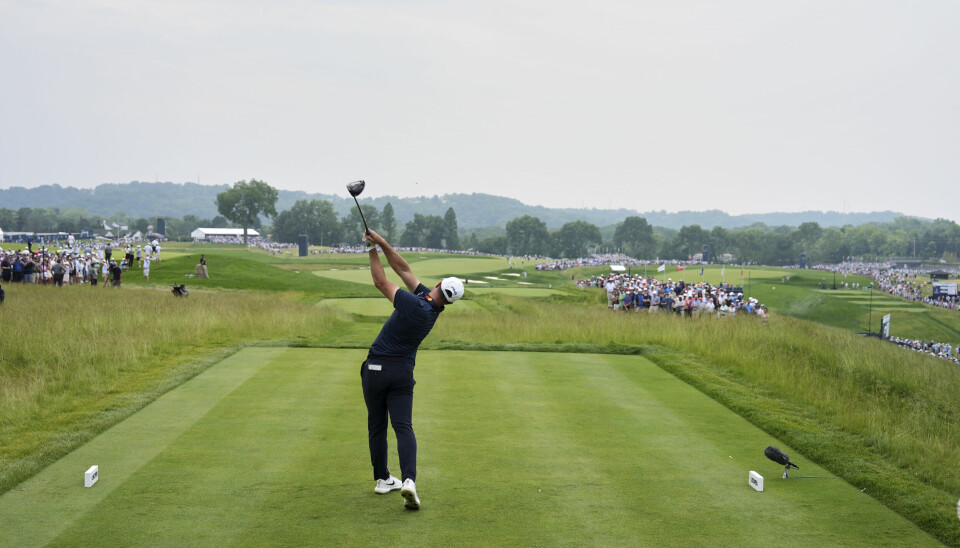 Viktor Hovland slår ut under US Open i Oakmont.