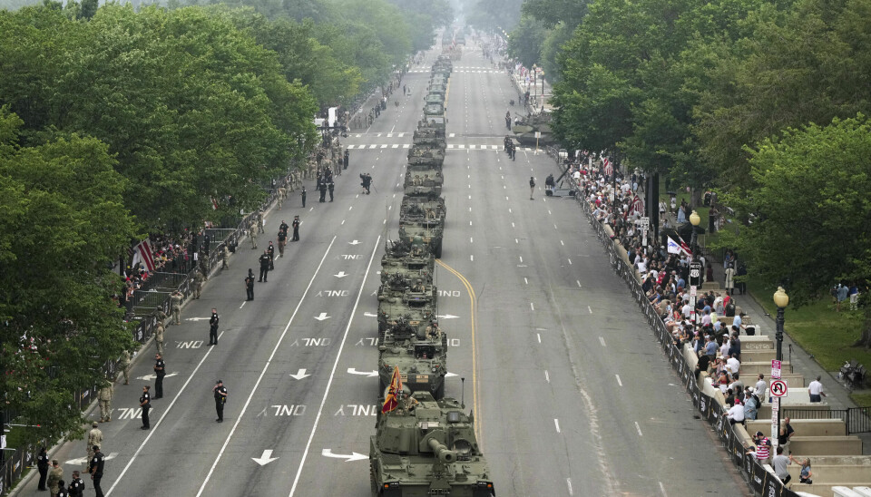 Hærens 250-årsjubileum ble feiret med parade gjennom Washington.