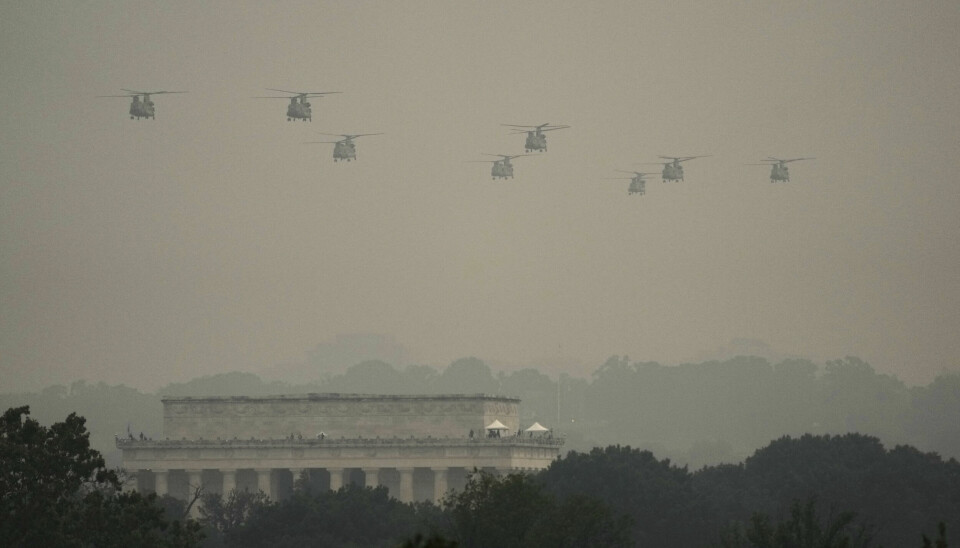 Militærhelikoptre fløy over Lincoln-minnesmerket under paraden.