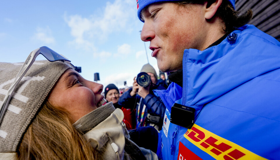 Johannes Høsflot Klæbo og kjæresten Pernille Døsvik etter 50 km fri teknikk for menn under ski-VM i Trondheim.