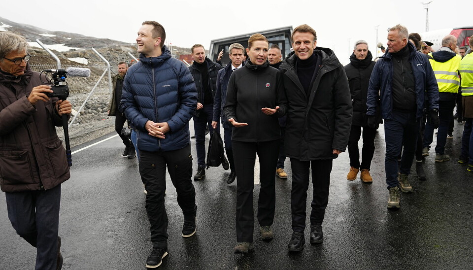 Frankrikes president Emmanuel Macron hadde fått på seg vinterjakka da han sammen med Danmarks statsminister Mette Frederiksen kom til Nuuk i Grønland søndag ettermiddag.