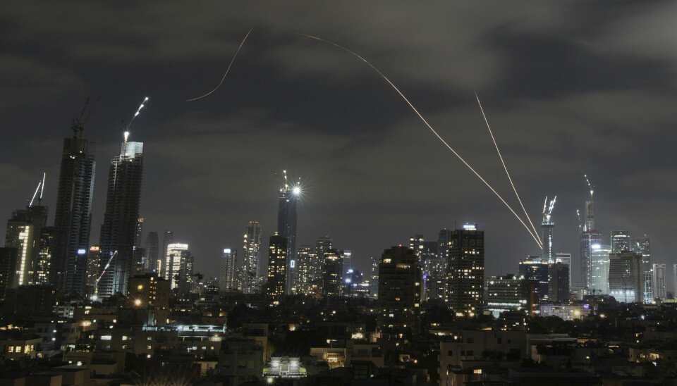 Israelsk luftvern avskjærer iranske raketter over Tel Aviv søndag kveld.