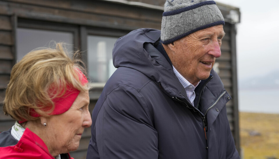 Kong Harald og dronning Sonja under besøket på Farmhamna på Svalbard.
