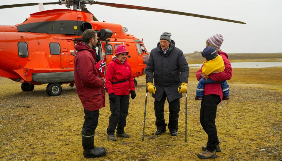 Kong Harald og dronning Sonja ankom fangststasjonen i helikopter og fikk hilse på familien som bor der.