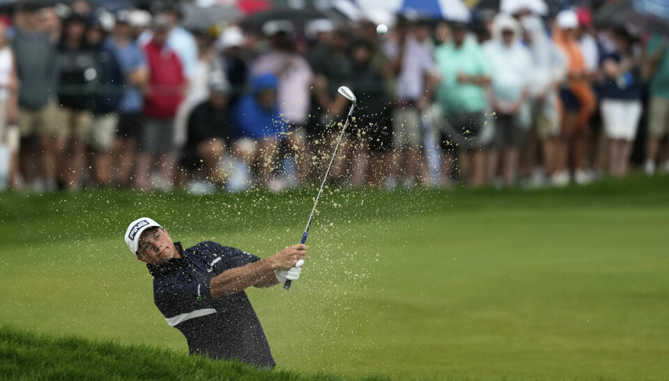 Viktor Hovland i aksjon i regnværet på 4. runde i US Open.
