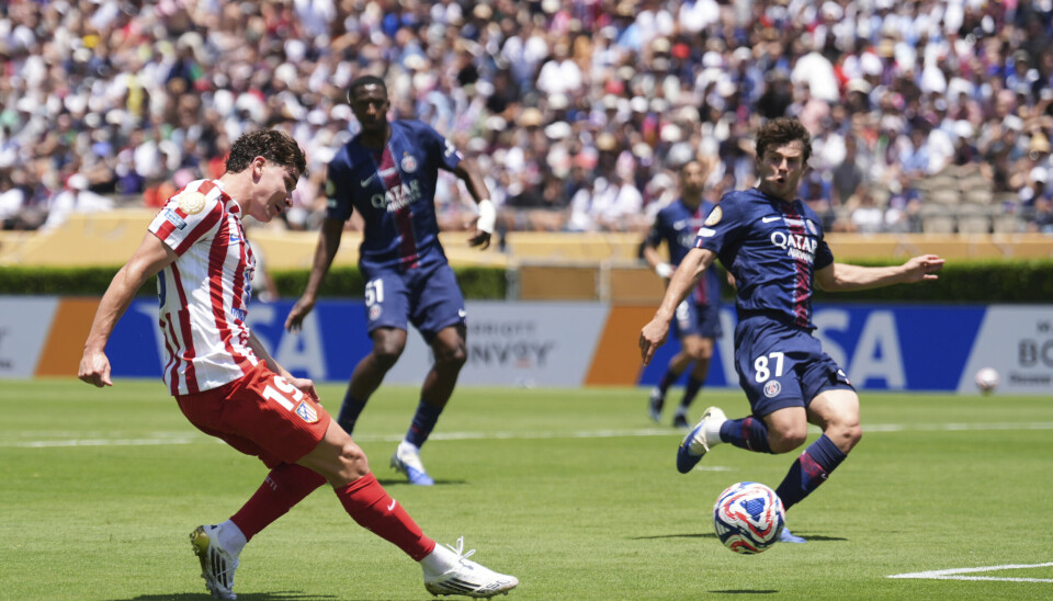 Julian Álvarez scorer for Atlético Madrid mot PSG i klubb-VM, men målet ble annullert av VAR for en forseelse i forspillet.