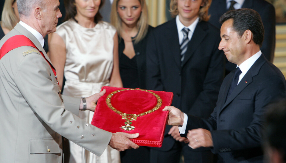 Nicolas Sarkozy (til høyre) ble tildelt Æreslegionens storkors da han ble Frankrikes president i 2007. Nå er han fratatt landets høyeste utmerkelse etter at hen ble dømt for korrupsjon. Arkivfoto: Remy de la Mauviniere / AP / NTB