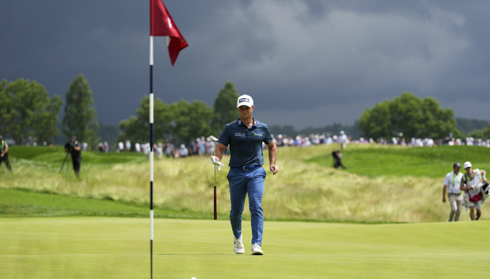 Viktor Hovland på vei for å putte på 5. hull under avslutningsrunden i US Open i golf.