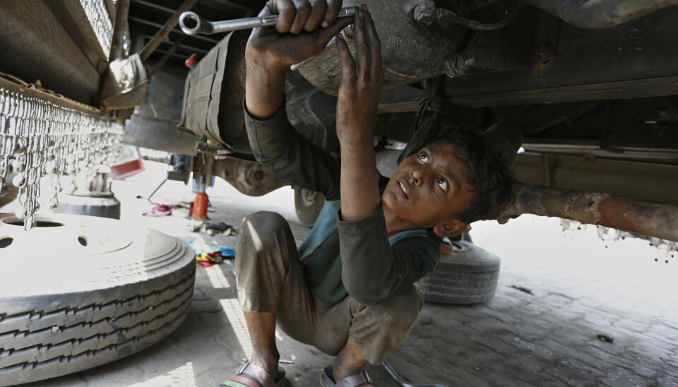 Sami Ullah har jobbet som bilmekaniker i Lahore i Pakistan siden han var liten gutt. Dette bildet ble tatt i 2021, da var han ti år gammel.
