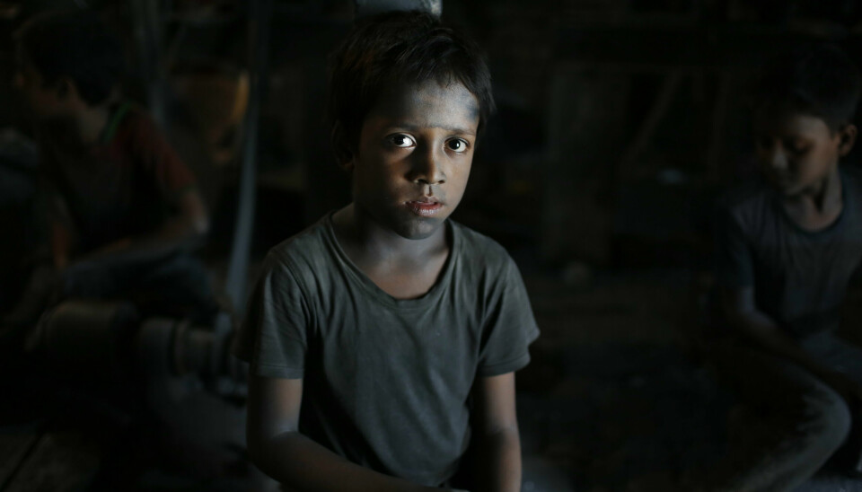 Sju år gamle Ridoy jobbet i 2016 på et metallverksted i Dhaka i Bangladesh. Fortsatt er nesten 138 millioner barn helt ned i femårsalderen i arbeid i verden.