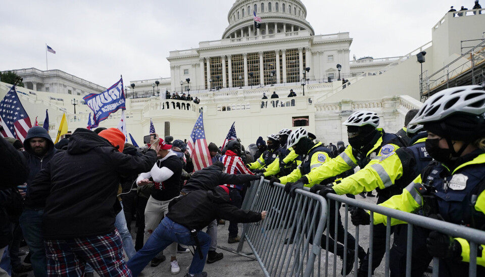 Rasende Trump-tilhengere stormet Kongressbygningen i Washington 6. januar 2021. Bakgrunnen var at de ikke ville verifisere et valgresultat der Trump hadde tapt.