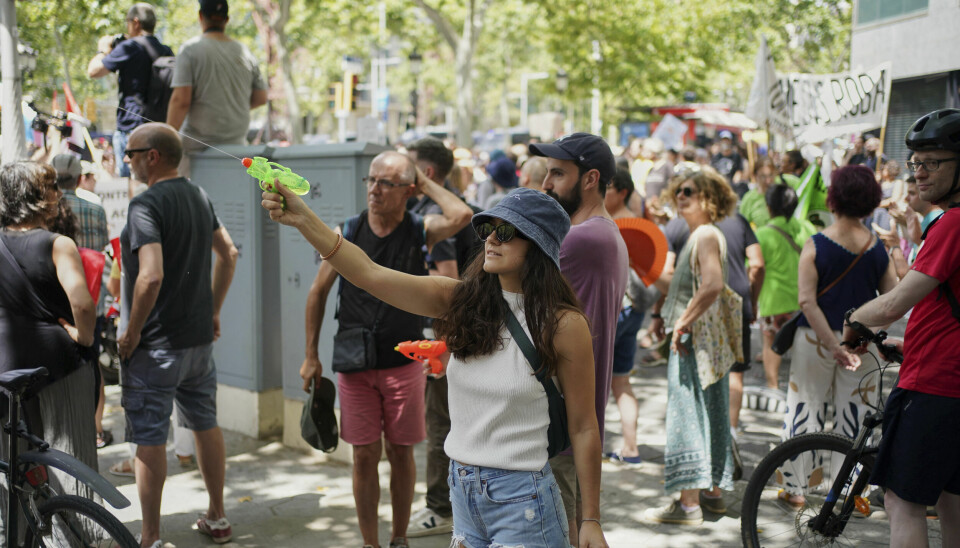 Flere turister fikk seg en vannsprut i Barcelona søndag.
