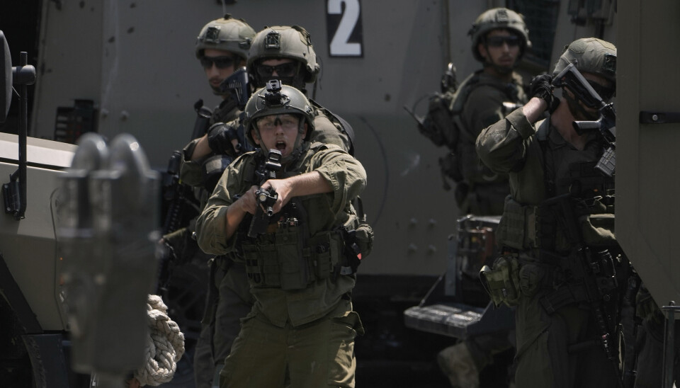 En israelsk soldat under et militært raid i byen Nablus på Vestbredden.