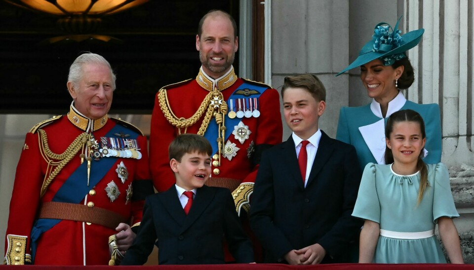 Utvidede medlemmer av den britiske kongefamilien kan bruke Windsor som etternavn. Her er kong Charles (t.v.), prins William, prinsesse Kate, prins Louis, prins George og prinsesse Charlotte avbildet tidligere i juni.