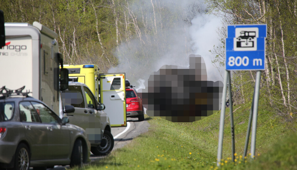 En lastebil og en gravemaskin har frontkollidert på E6 ved Fossbakken i Lavangen i Troms. Politiet melder at ulykken fremstår alvorlig.