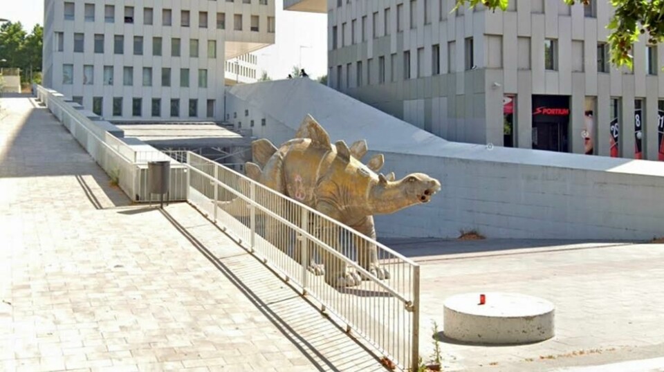 Inne i denne pappmasjefiguren av en stegosaurus fant en barnefamilie tilfeldigvis levningene etter en savnet 39-åring.