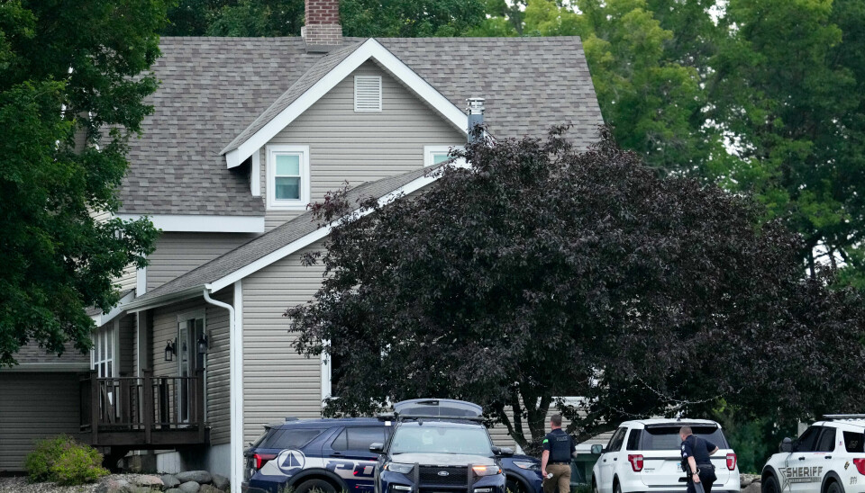 Mannen som er siktet for å ha drept en lokalpolitiker i Minnesota, skal ha besøkt fire hjem den samme kvelden. Her er politibiler parkert utenfor hjemmet hans.