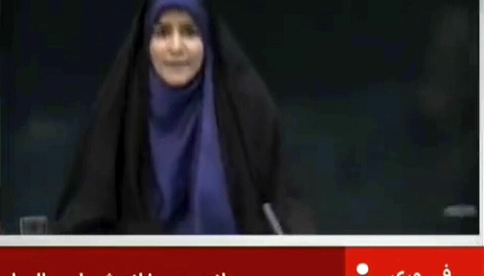 Nyhetsanker Sahar Emami løp fra kameraet da skjermen bak henne ble svart som følge av et israelsk angrep.