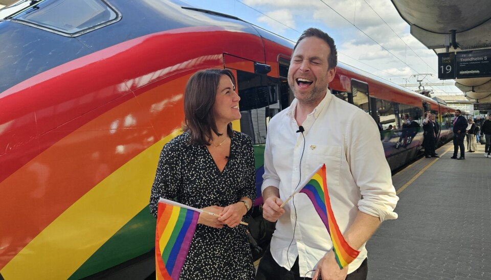 Tonje Brenna (Ap) og Dan Bjørke fra Oslo Pride feirer lanseringen av SJ Norges Pridetog.