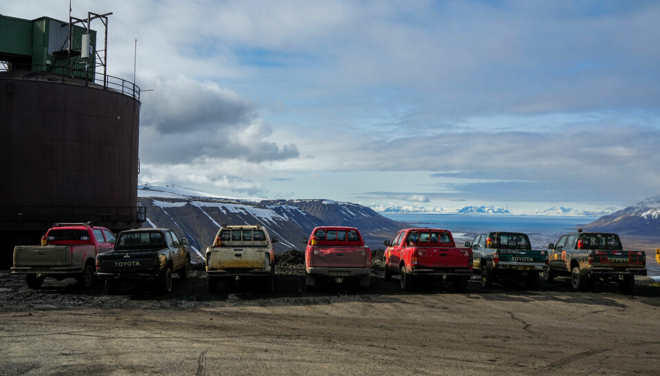 Gruvebilene linet opp utenfor Gruve 7 på Svalbard.