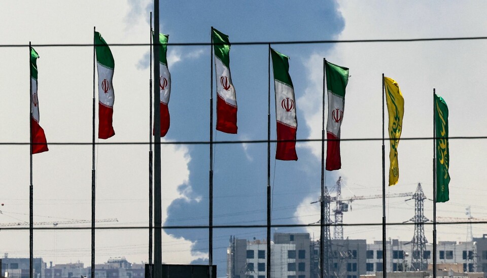 Israel og Iran har utsatt hverandre for flere missilangrep de siste dagene. På bilde ses røyken fra et av Israels angrep mot et oljeraffineri i sør-Teheran. (Photo by ATTA KENARE / AFP)