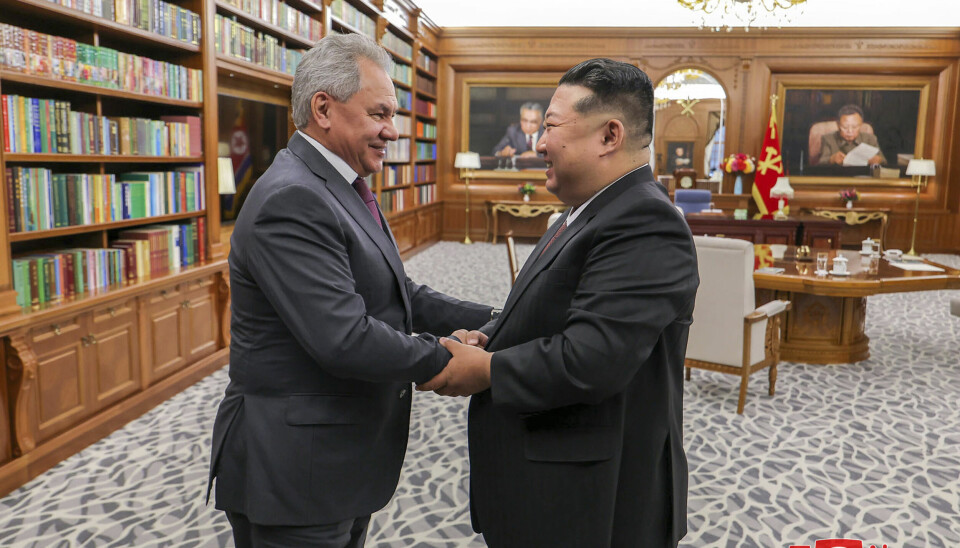 Lederen for Russlands sikkerhetsråd Sergej Sjojgu (t.v.) hilser på Nord-Koreas leder Kim Jong-un under sitt besøk i Pyongyang 4. juni. Nå er Sjojgu tilbake på et nytt besøk.