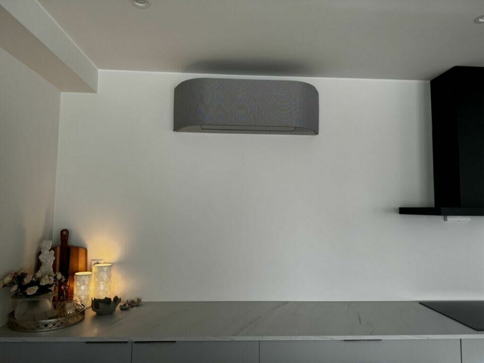 Har du bestemt deg for at det er en varmepumpe som skal få stå for oppvarmingen hjemme? Det er ingen dum idé! Ifølge energismart.no kan man mer enn halvere energiforbruket til oppvarming ved hjelp av en varmepumpe. Vi forklarer hvordan en varmepumpe fungerer og hvilke som er best i test. (Foto: Aurora Lange (ABC Startsiden))