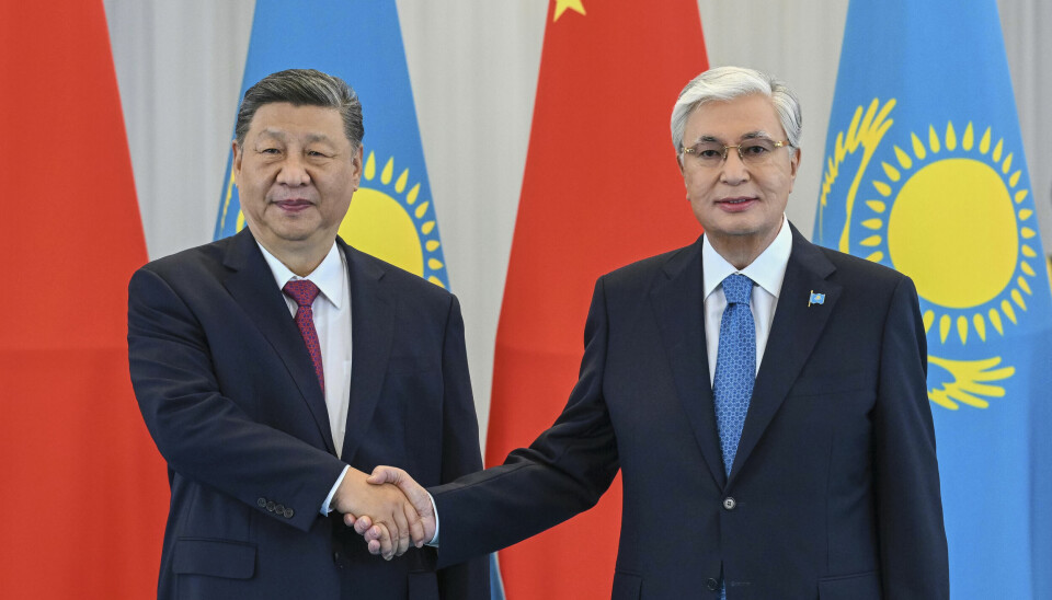 Kinas president Xi Jinping og Kasakhstans president Kassym-Jomart Tokajev poserer for fotografene i Astana tirsdag.