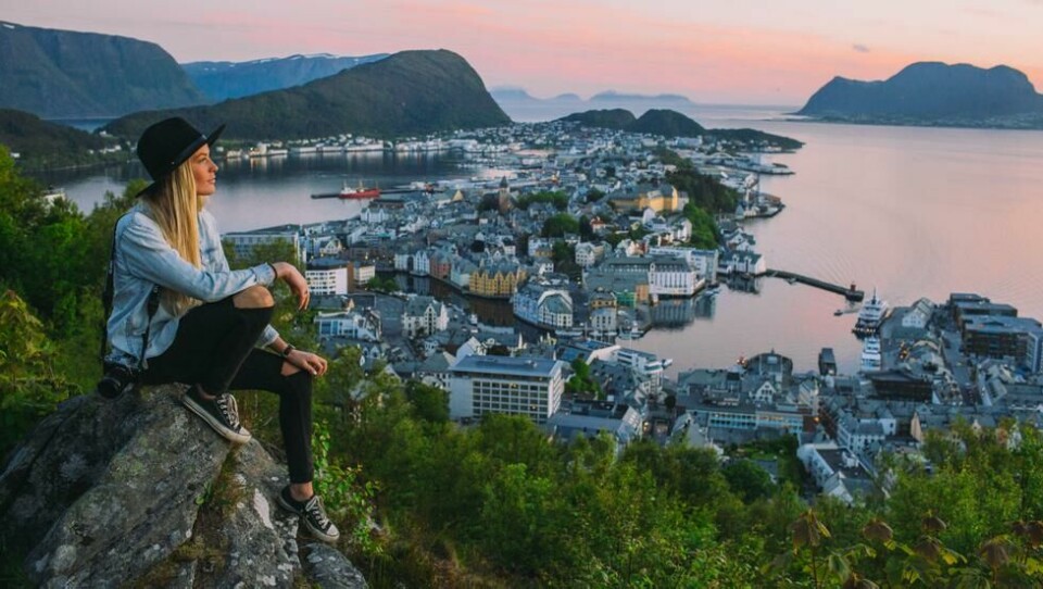Fra toppen av byfjellet Aksla har du et fabelaktig panorama over Ålesund, Sunnmørsalpene og skjærgården. Toppen du ser på andre siden av byen er Sukkertoppen. (Foto: Visit Norway) Fra toppen av byfjellet Aksla har du et fabelaktig panorama over Ålesund, Sunnmørsalpene og skjærgården. Toppen du ser på andre siden av byen er Sukkertoppen. Foto: Visit Norway